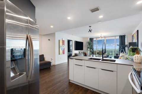 Condo in North Bay Village, Florida, 2 bedrooms № 1958116 - photo 4