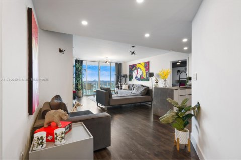 Condo in North Bay Village, Florida, 2 bedrooms № 1958116 - photo 1