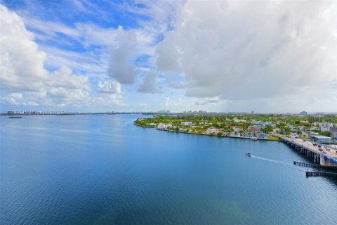 Condo in North Bay Village, Florida, 2 bedrooms № 1958116 - photo 9