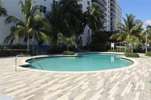 Condo in North Bay Village, Florida, 2 bedrooms  № 1890267 - photo 7