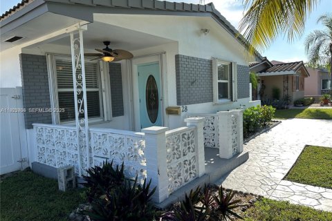 House in Dania Beach, Florida 3 bedrooms, 109.53 sq.m. № 1982407 - photo 4