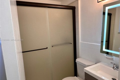 House in Dania Beach, Florida 3 bedrooms, 109.53 sq.m. № 1982407 - photo 12