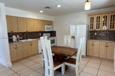 House in Dania Beach, Florida 3 bedrooms, 109.53 sq.m. № 1982407 - photo 6