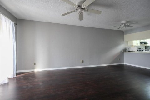 Townhouse in Pinellas Park, Florida 2 bedrooms, 90.12 sq.m. № 1906895 - photo 4