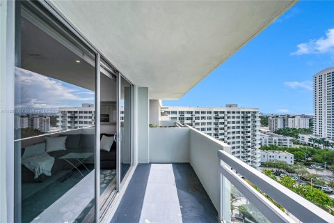 Condo in Miami Beach, Florida  № 1944104 - photo 14