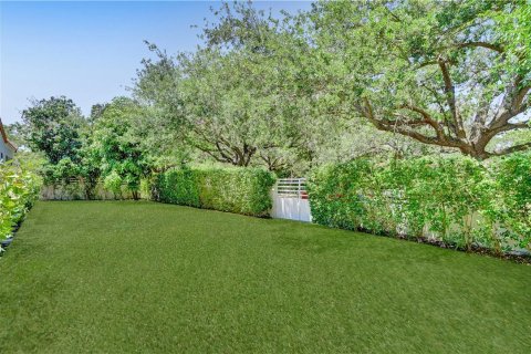 House in Coral Gables, Florida 3 bedrooms, 298.96 sq.m. № 1075793 - photo 1