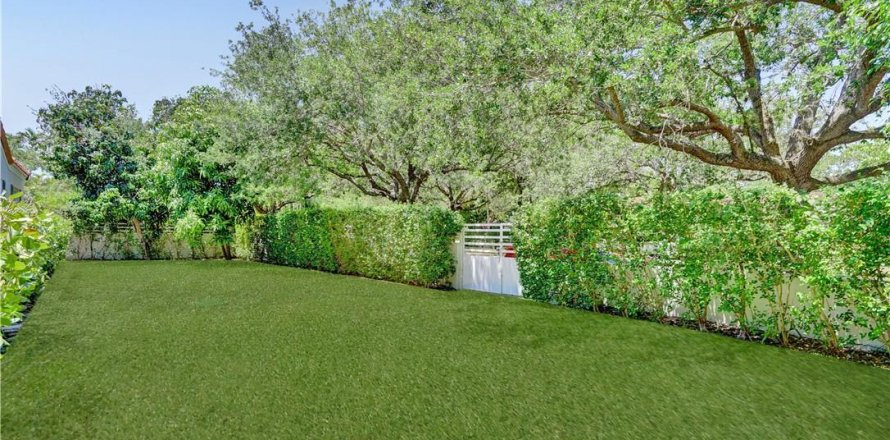 House in Coral Gables, Florida 3 bedrooms, 298.96 sq.m. № 1075793