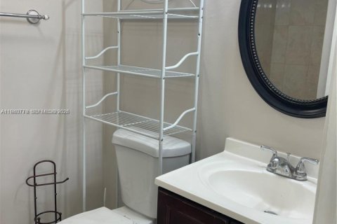 Condo in Miami, Florida, 2 bedrooms  № 1997787 - photo 7