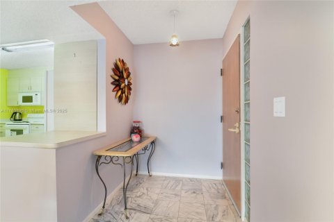 Condo in Surfside, Florida, 1 bedroom  № 1868617 - photo 2