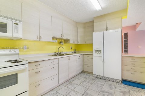 Condo in Surfside, Florida, 1 bedroom  № 1868617 - photo 5