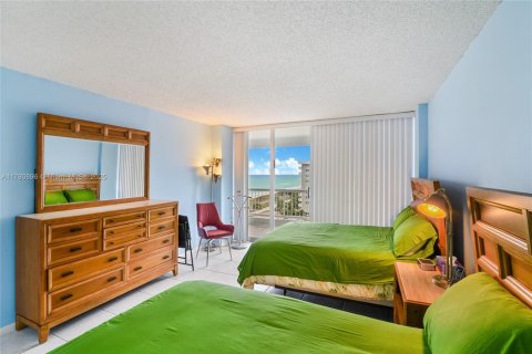Condo in Surfside, Florida, 1 bedroom  № 1868617 - photo 11