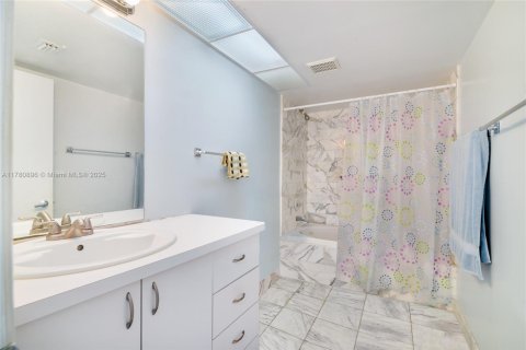 Condo in Surfside, Florida, 1 bedroom  № 1868617 - photo 13