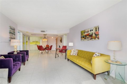 Condo in Surfside, Florida, 1 bedroom  № 1868617 - photo 3