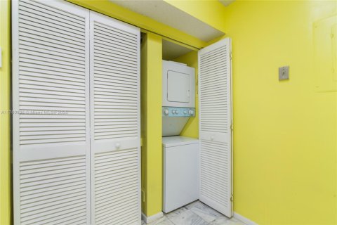 Condo in Surfside, Florida, 1 bedroom  № 1868617 - photo 6