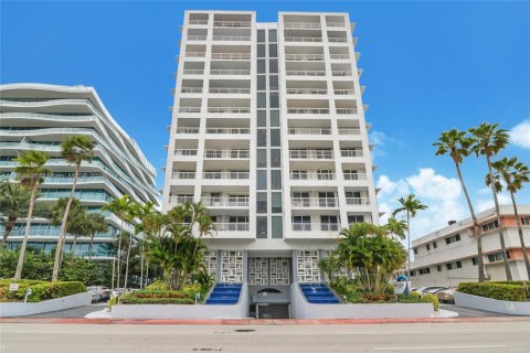 Condo in Surfside, Florida, 1 bedroom  № 1868617 - photo 16
