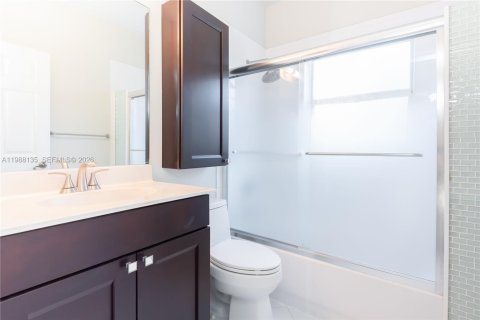 Casa en venta en Doral, Florida, 5 dormitorios № 2058781 - foto 29