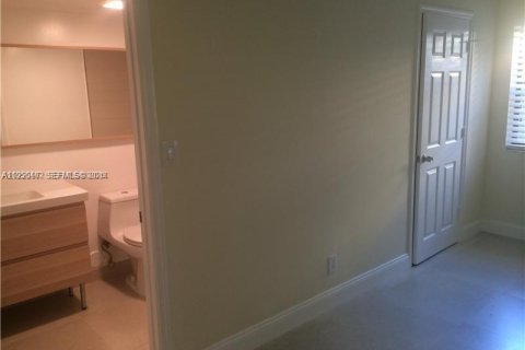 Снять в аренду кондоминиум в Холливуд, Флорида 3 спальни, 114.83м2, № 2005288 - фото 5