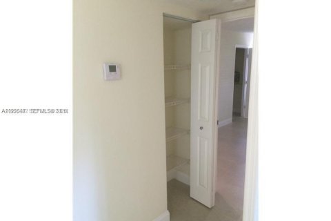 Снять в аренду кондоминиум в Холливуд, Флорида 3 спальни, 114.83м2, № 2005288 - фото 10