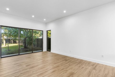 Casa en venta en Miami, Florida, 5 dormitorios № 1981028 - foto 17