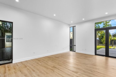 Casa en venta en Miami, Florida, 5 dormitorios № 1981028 - foto 18
