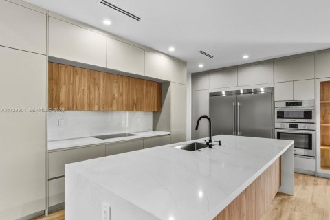 Casa en venta en Miami, Florida, 5 dormitorios № 1981028 - foto 19