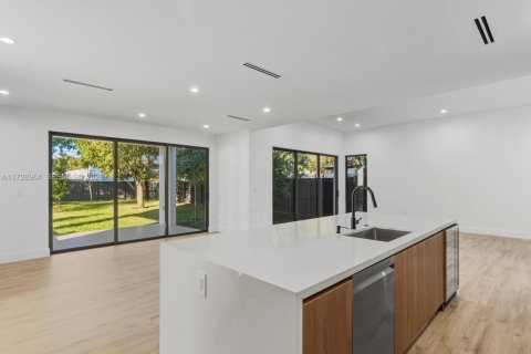 Casa en venta en Miami, Florida, 5 dormitorios № 1981028 - foto 24