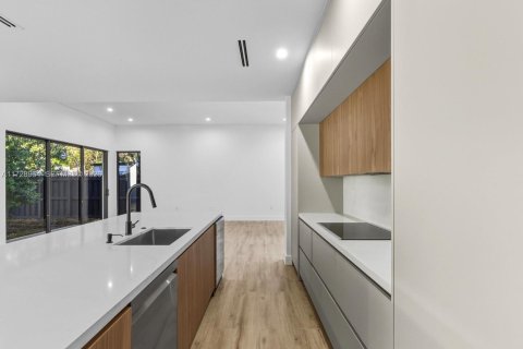 Casa en venta en Miami, Florida, 5 dormitorios № 1981028 - foto 25