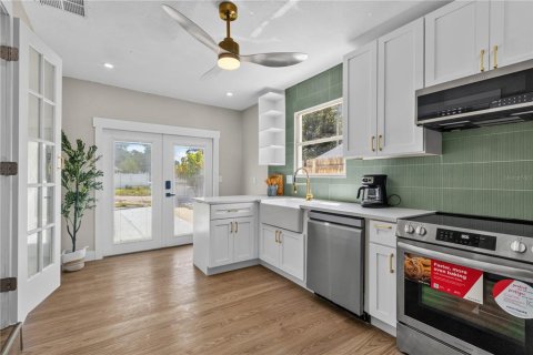 House in Tampa, Florida 4 bedrooms, 143.81 sq.m. № 2393716 - photo 9