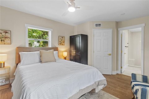 House in Tampa, Florida 4 bedrooms, 143.81 sq.m. № 2393716 - photo 17