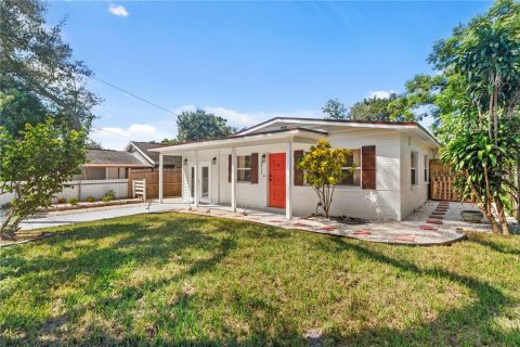 House in Tampa, Florida 4 bedrooms, 143.81 sq.m. № 2393716 - photo 2