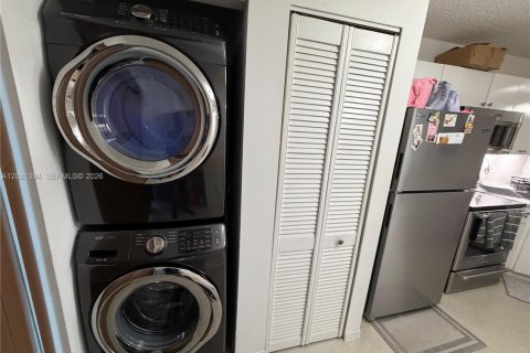 Купить кондоминиум в Пемброк-Пайнс, Флорида 2 спальни, 75.72м2, № 2343777 - фото 30