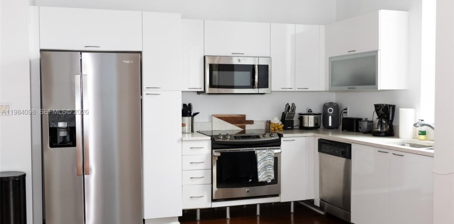 Кондоминиум с 2 спальнями в Майами, Флорида № 2051415