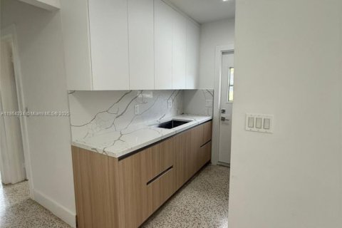 Casa en alquiler en Miami, Florida, 1 dormitorio, 48.77 m2 № 1891160 - foto 6