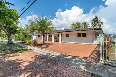 Casa en venta en North Miami, Florida, 3 dormitorios № 1867460 - foto 25
