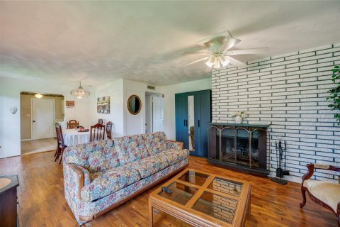 House in Edgewater, Florida 3 bedrooms, 119.01 sq.m. № 2258482 - photo 8