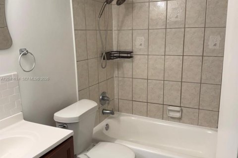 Apartamento en alquiler en Miami, Florida, 3 dormitorios, 123.37 m2 № 2086185 - foto 13