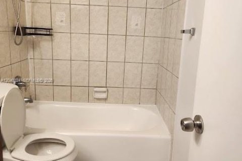 Apartamento en alquiler en Miami, Florida, 3 dormitorios, 123.37 m2 № 2086185 - foto 6
