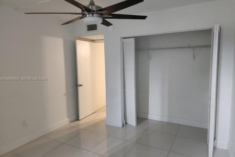Apartamento en alquiler en Miami, Florida, 3 dormitorios, 123.37 m2 № 2086185 - foto 4
