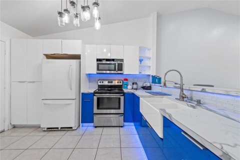 Condo in Tamarac, Florida, 2 bedrooms  № 2190083 - photo 8