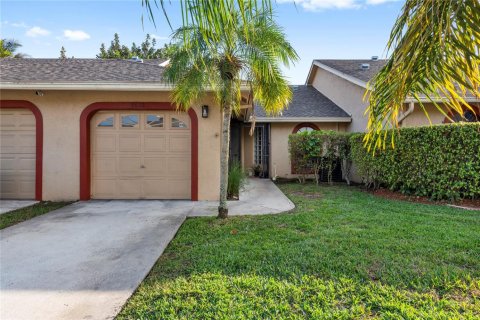 Condo in Tamarac, Florida, 2 bedrooms  № 2190083 - photo 2