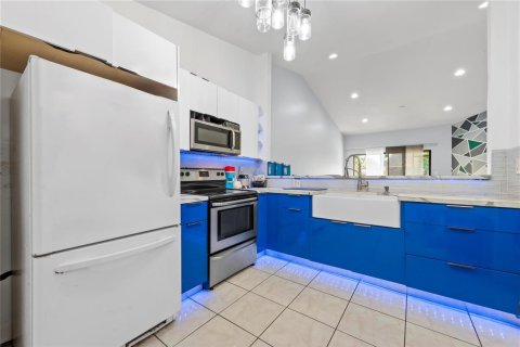 Condo in Tamarac, Florida, 2 bedrooms  № 2190083 - photo 7