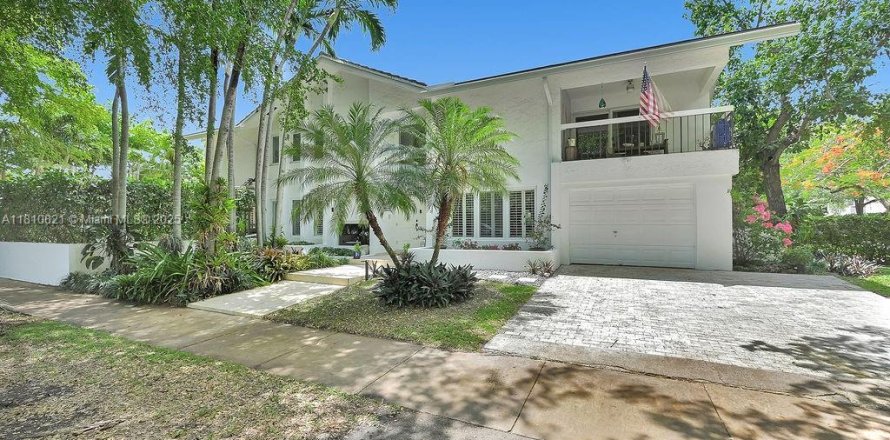 House in Coral Gables, Florida 4 bedrooms, 262.82 sq.m. № 1762405