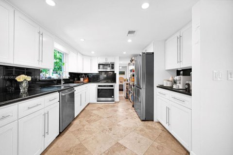 House in Coral Gables, Florida 4 bedrooms, 262.82 sq.m. № 1762405 - photo 16
