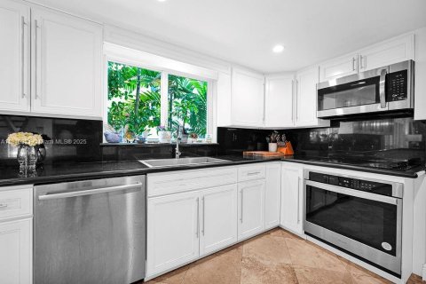 House in Coral Gables, Florida 4 bedrooms, 262.82 sq.m. № 1762405 - photo 17