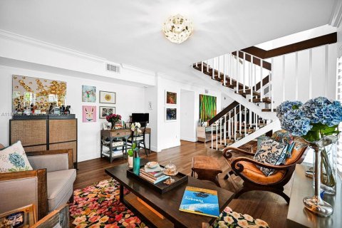 House in Coral Gables, Florida 4 bedrooms, 262.82 sq.m. № 1762405 - photo 9