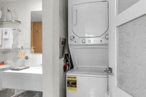 Condo in Key Biscayne, Florida, 2 bedrooms  № 2067680 - photo 25