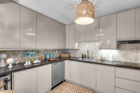 Condo in Key Biscayne, Florida, 2 bedrooms  № 2067680 - photo 13