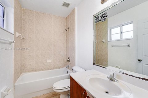 Commercial property in Florida City, Florida 141.86 sq.m. № 2081943 - photo 15
