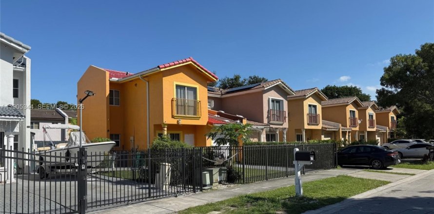 Commercial property in Florida City, Florida 141.86 sq.m. № 2081943