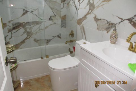 House in Pembroke Pines, Florida 2 bedrooms, 117.24 sq.m. № 2086975 - photo 10